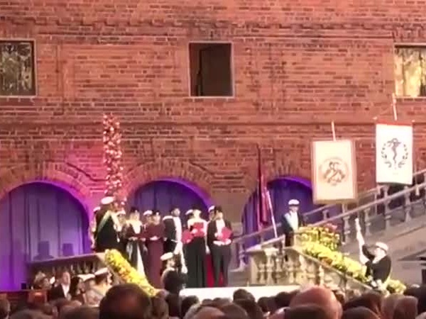 شاهد تكريم طبيب سعودي في السويد