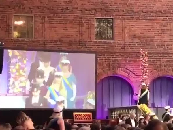 شاهد تكريم طبيب سعودي في السويد