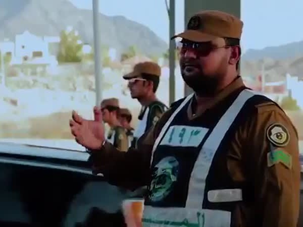 بالفيديو .. شاهد الجهود المبذولة لتنظيم حركة المعتمرين داخل السعودية