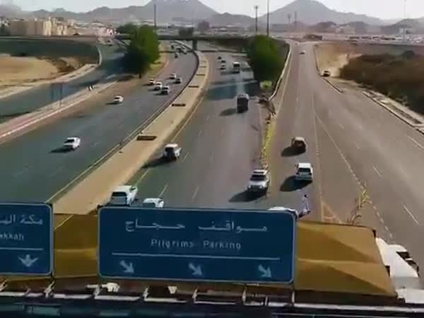 بالفيديو .. شاهد الجهود المبذولة لتنظيم حركة المعتمرين داخل السعودية