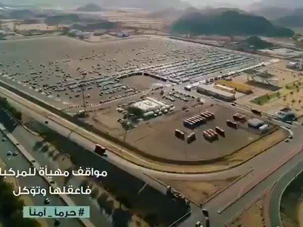 بالفيديو .. شاهد الجهود المبذولة لتنظيم حركة المعتمرين داخل السعودية