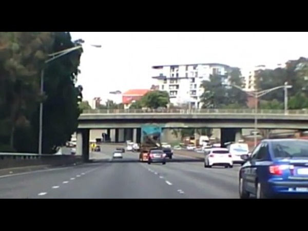 فيديو غريب .. شاحنة تصطدم بكوبري وتتحطم