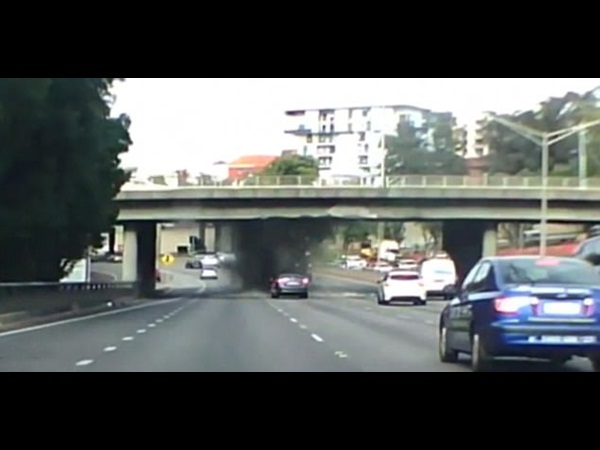 فيديو غريب .. شاحنة تصطدم بكوبري وتتحطم