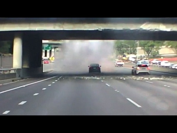 فيديو غريب .. شاحنة تصطدم بكوبري وتتحطم