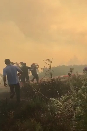بالفيديو .. العاهل الأردني يشارك في إطفاء حريق بجانب قوات الدفاع المدني