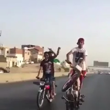 استعراض خطر بالدراجات البخارية .. فيديو