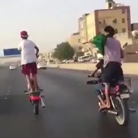 استعراض خطر بالدراجات البخارية .. فيديو