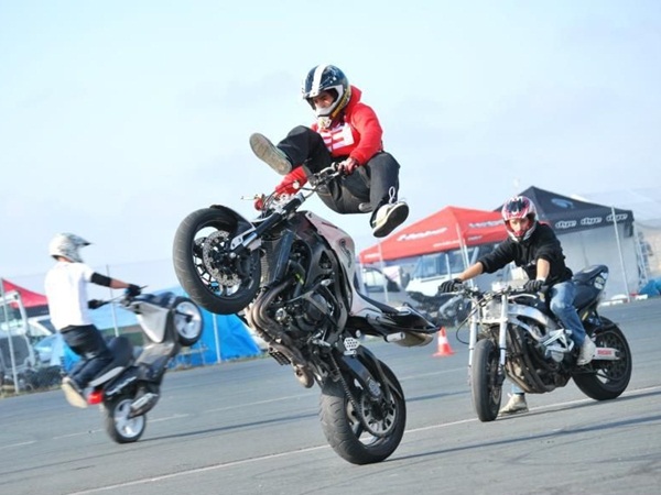 استعراض خطر بالدراجات البخارية .. فيديو