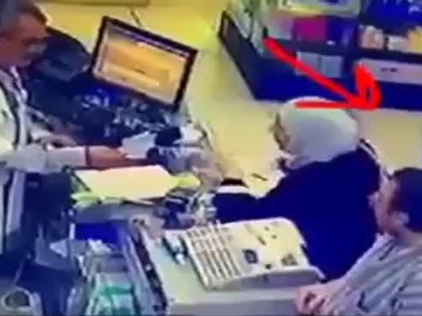 بالرغم من المتواجدين وكاميرات المراقبة ... فعل هذا الأمر وفر هاربًا .. فيديو