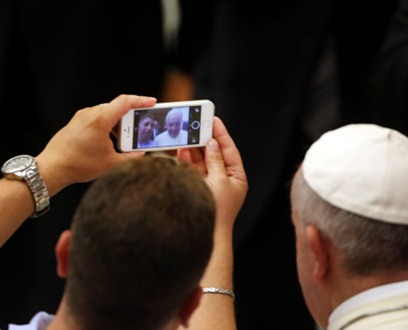 اليك اجمل صور المشاهير وهي تلتقط صور Selfie لهذا العام