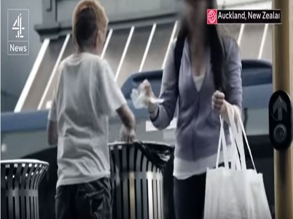 شاهد كيف تفاعل العالم المتقدم مع مشهد طفل يأكل من القمامة