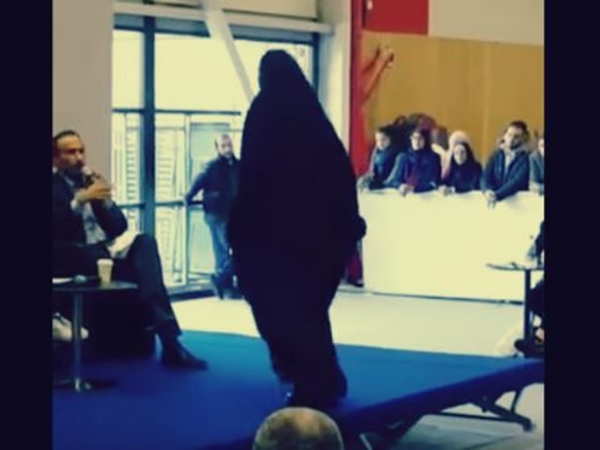 عاريات يقتحمن مؤتمر حفيد حسن البنا