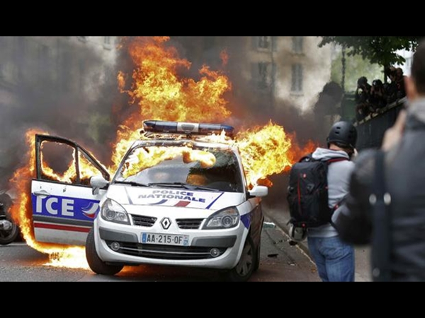 متظاهرون يحرقون سيارة شرطة والسائق بداخلها