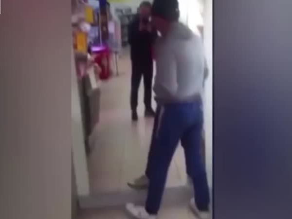 فيديو مضحك ... مخمور يتشاجر مع انعكاسه في المرآة