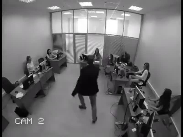 شاهد رد فعل أحد الموظفين بعد فوزه باليانصيب