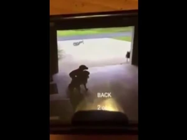 فيديو مؤثر .. لماذا يتسلل هذا الطفل يوميًا إلى منزل هذه السيدة