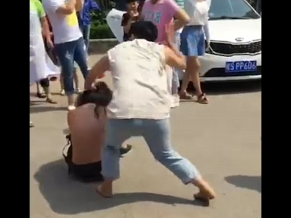 توجه سيل من اللكمات والصفعات لهذه المرأة .. شاهد السبب