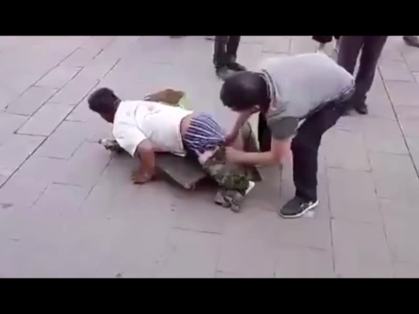 قام بفضح هذا المتسول النصاب .. شاهد كيف فعلها
