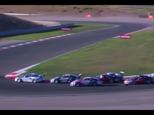 شاهد بالفيديو كيف حققت هذه السيارة هذا التوزان المذهل على ظهر مثيلتها بدون تخطيط