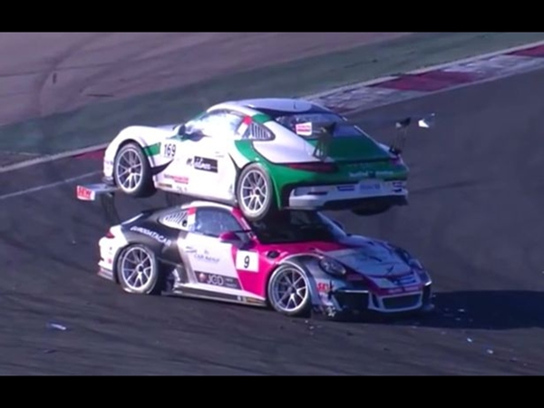 شاهد بالفيديو كيف حققت هذه السيارة هذا التوزان المذهل على ظهر مثيلتها بدون تخطيط