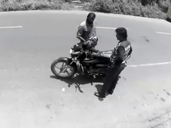 شاهد هذا الرجل الذي سرق المحفظة ثم انتبه لوجود كاميرا مراقبة .. فماذا فعل