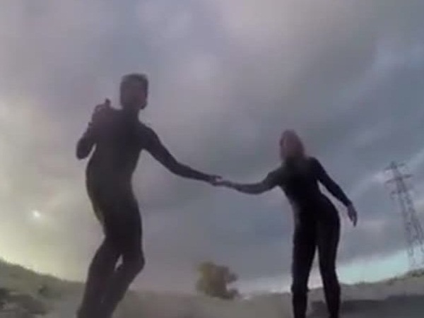 شاهد كيف طلب يدها أثناء التزلج على الماء