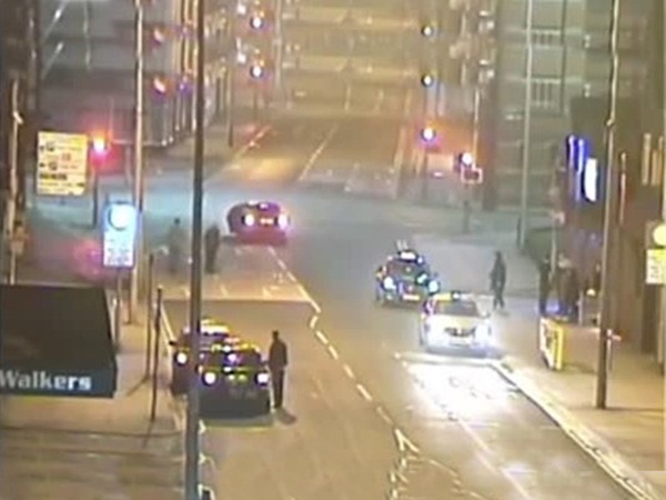 شاهد لحظة أن شاب قرر دهس رجلين بالقصد