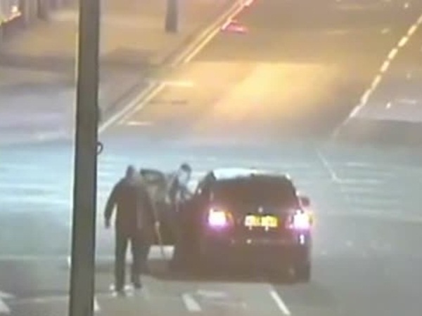 شاهد لحظة أن شاب قرر دهس رجلين بالقصد