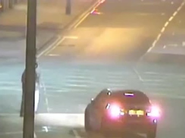 شاهد لحظة أن شاب قرر دهس رجلين بالقصد