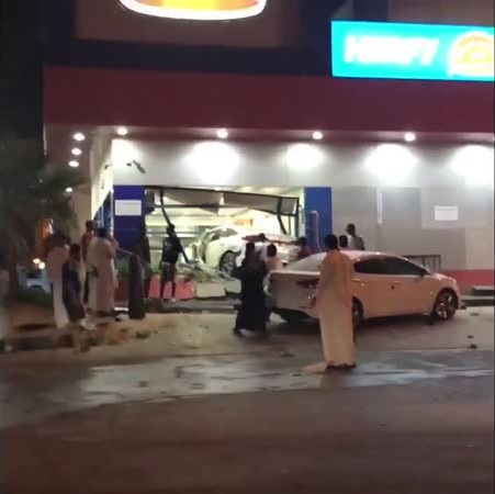 بالفيديو .. سيارة تقتحم مطعمًا في الرياض