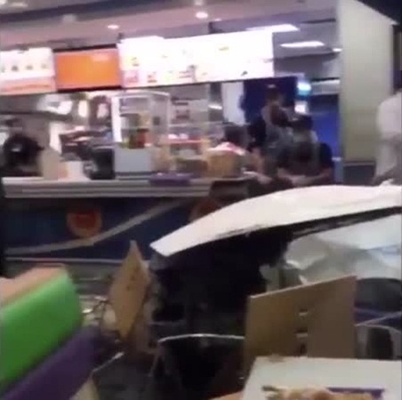 بالفيديو .. سيارة تقتحم مطعمًا في الرياض