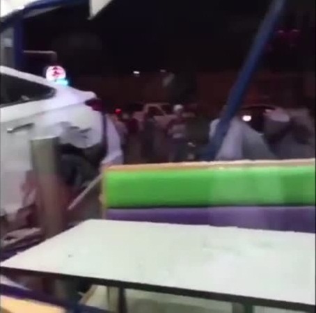 بالفيديو .. سيارة تقتحم مطعمًا في الرياض