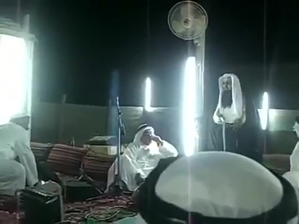 محتسب يفض جلسة طربية لبعض المسنين .. فيديو