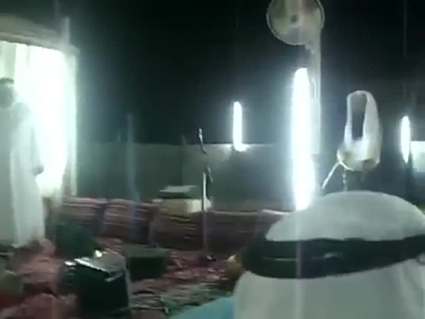 محتسب يفض جلسة طربية لبعض المسنين .. فيديو