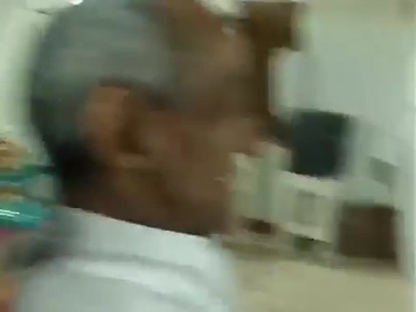 محتسب يفض جلسة طربية لبعض المسنين .. فيديو