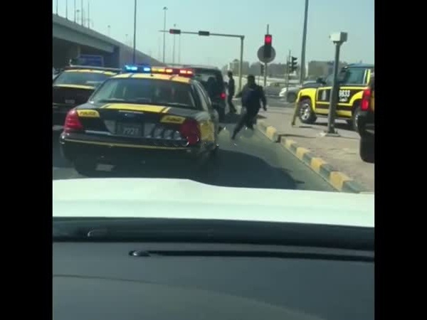 شاهد .. مقطع فيديو لكويتي كاد أن يقبض عليه ولكنه فر بطريقة ذكية