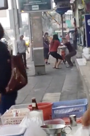 امرأة تهدد زوجها بالساطور بعدما يئست منه .. فيديو