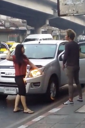 امرأة تهدد زوجها بالساطور بعدما يئست منه .. فيديو