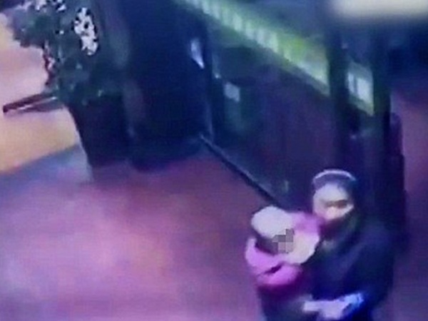 لا تثق في أحد وشاهد ماذا فعلت هذه النادلة بطفل هذه السيدة