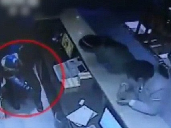 لا تثق في أحد وشاهد ماذا فعلت هذه النادلة بطفل هذه السيدة