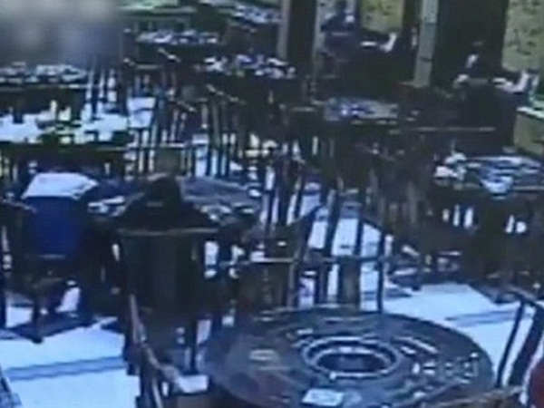 لا تثق في أحد وشاهد ماذا فعلت هذه النادلة بطفل هذه السيدة
