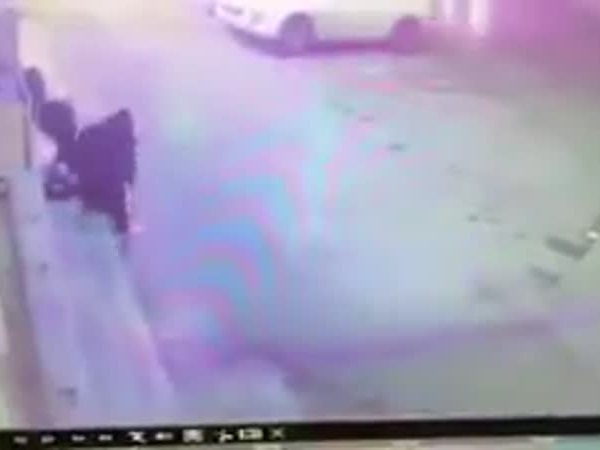 يسرق الهاتف من الفتاة ويفر هاربًا .. فيديو