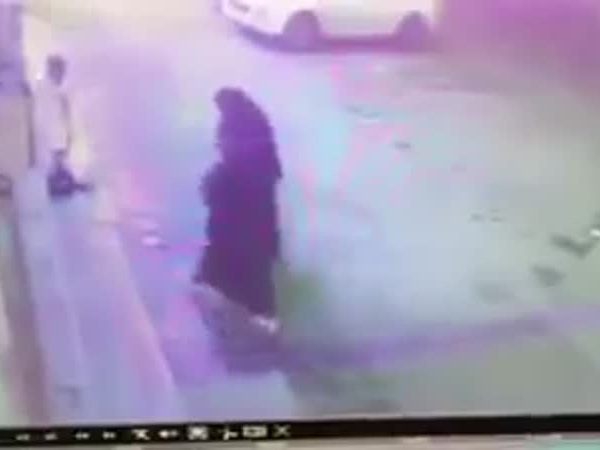 يسرق الهاتف من الفتاة ويفر هاربًا .. فيديو