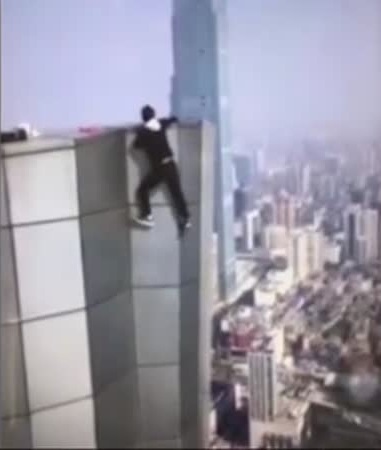 يلقى مصرعه بسبب مغامرة غير محسوبة .. فيديو