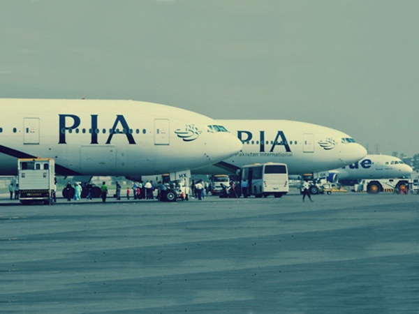 ذبح معزة في مطار باكستان طلبًا للحظ .. مشاهد مزعجة