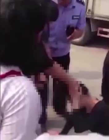 بعد مراقبة 4 سنوات .. توصلت إلى عشيقة زوجها وضربتها أمام رجال الشرطة