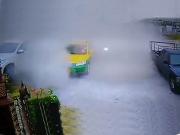 صدمته سيارة انحرفت عن مسارها .. فماذا حدث له