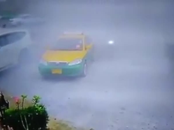 صدمته سيارة انحرفت عن مسارها .. فماذا حدث له