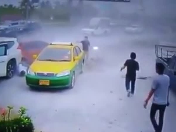 صدمته سيارة انحرفت عن مسارها .. فماذا حدث له