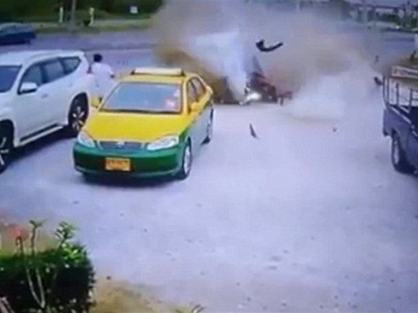 صدمته سيارة انحرفت عن مسارها .. فماذا حدث له